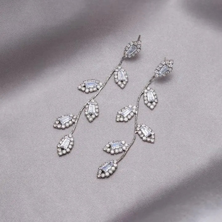 Orecchini a pendente a foglia in zirconia in oro e argento