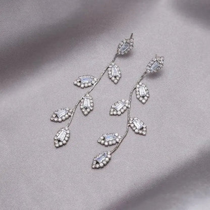 Orecchini a pendente a foglia in zirconia in oro e argento