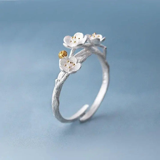 Anello regolabile con petali bianchi in argento