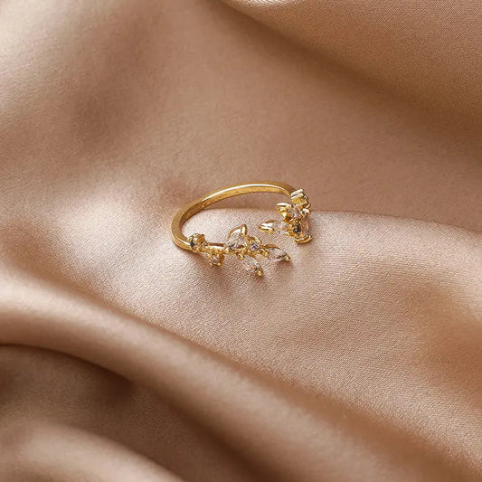 Anello regolabile con foglie di cristallo in oro