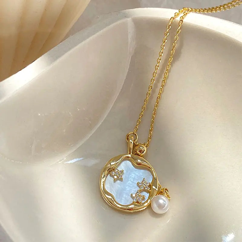 Collana con pietra di luna e perla in oro