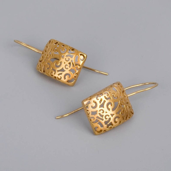 Orecchini in oro con elemento forato
