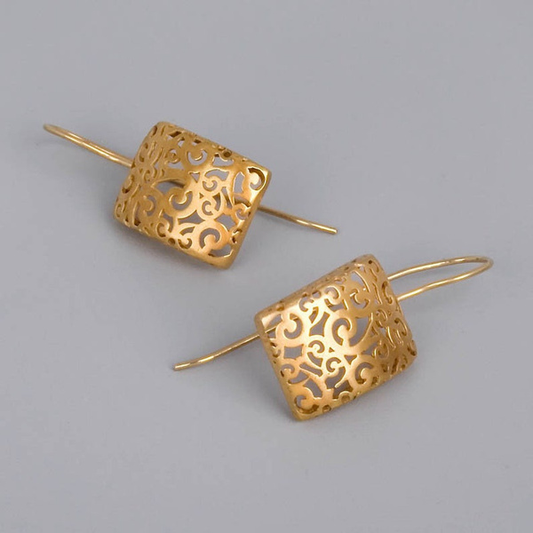Orecchini in oro con elemento forato