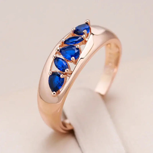 Anello con zirconi blu come intarsio in oro