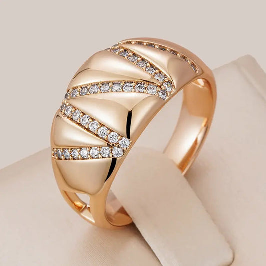 Anello color oro con inserti di cristallo