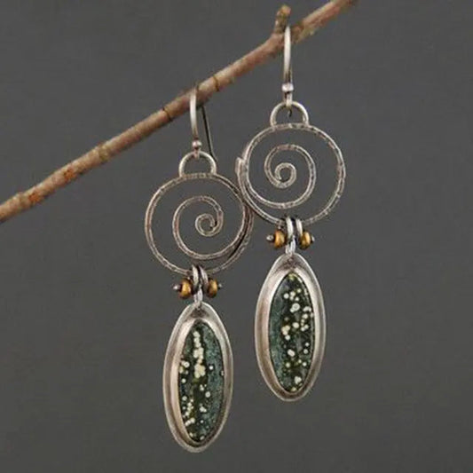 Bigiotteria vintage con pietra verde chiara in argento