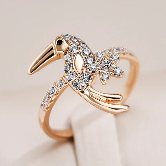 Anello elegante e brillante con uccello