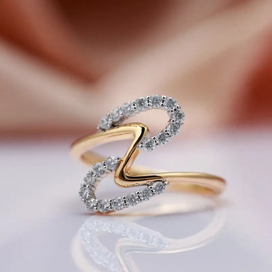 Anello Elegante con Onde Lucenti in Oro