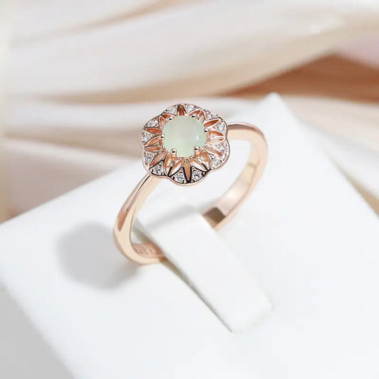 Anello elegante con cristallo verde nella campana