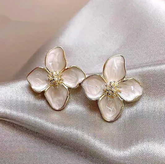 Orecchini a fiore con smalto dorato elegante