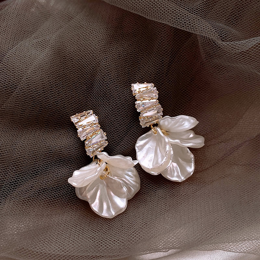 Orecchini eleganti con fiori dorati in bianco