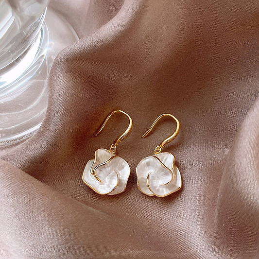 Orecchini eleganti con fiore bianco