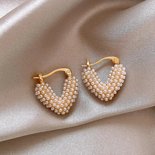 Orecchini a forma di cuore con perle placcate in oro
