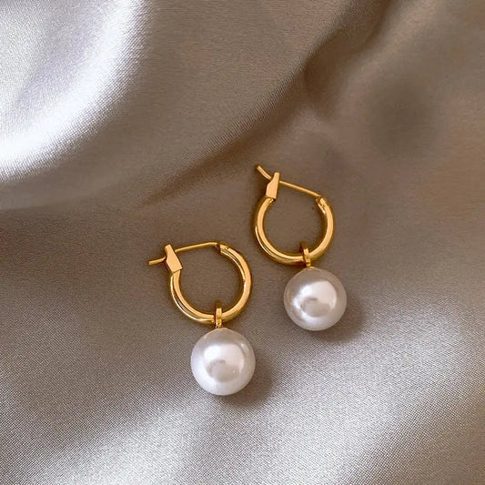 Orecchini dorati con perle