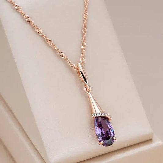Collana elegante composta da pendenti di cristallo mauve