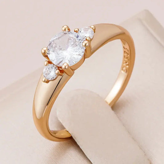 Anello elegante con zirconi bianchi
