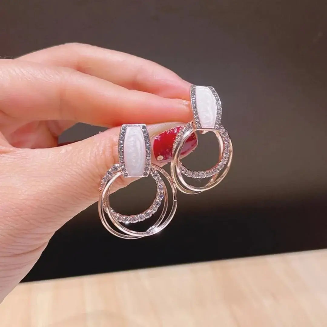 Orecchini eleganti bianchi lucidi