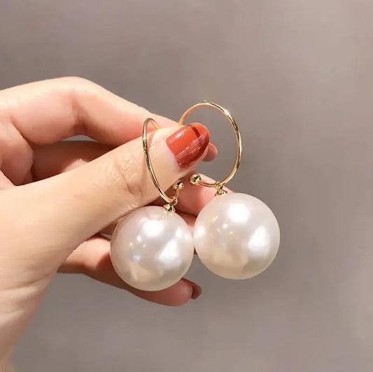 Orecchini eleganti con grandi perle