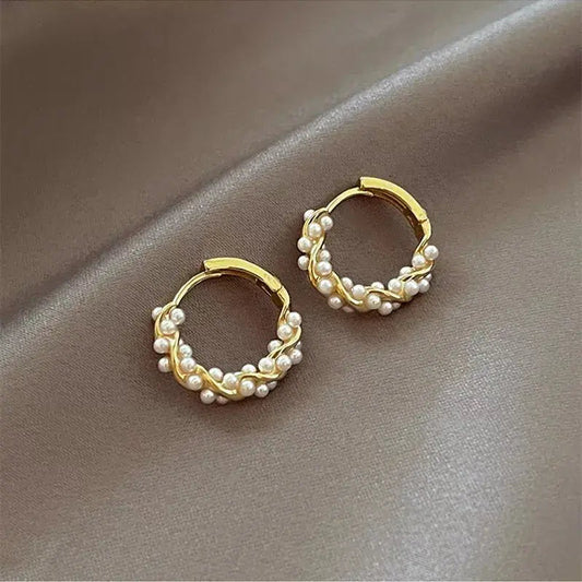 Orecchini eleganti con perle rotonde e inserti