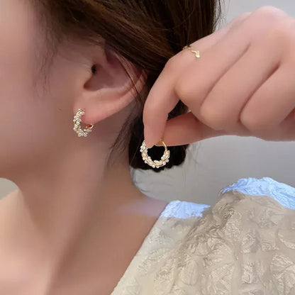 Orecchini eleganti con perle rotonde e inserti