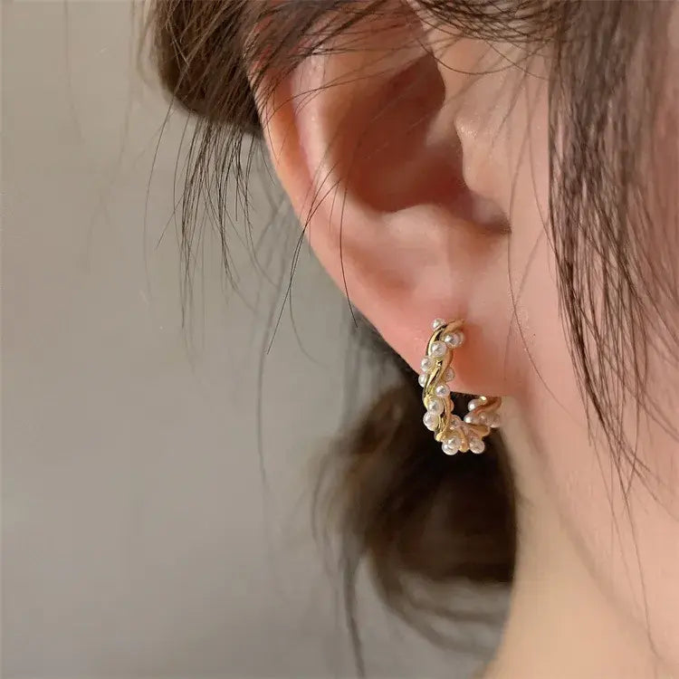 Orecchini eleganti con perle rotonde e inserti