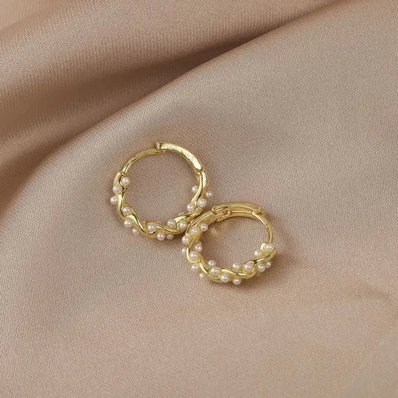Orecchini eleganti con perle rotonde e inserti