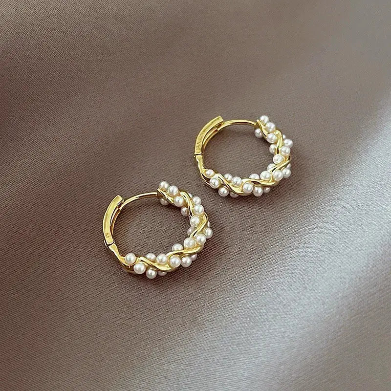 Orecchini eleganti con perle rotonde e inserti