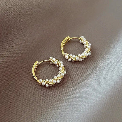 Orecchini eleganti con perle rotonde e inserti