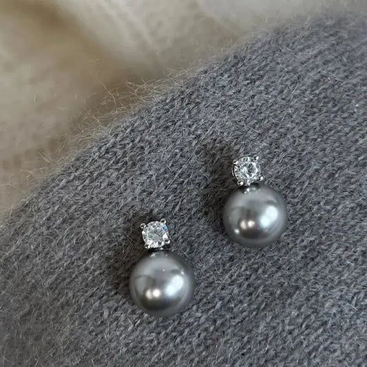Orecchini eleganti in perla nera e zirconia