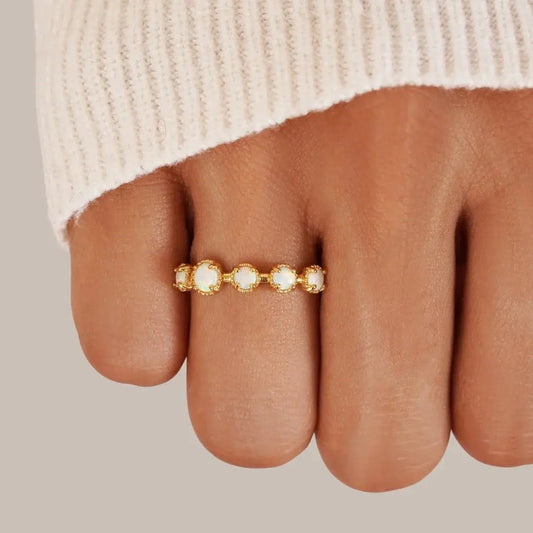 Anello elegante con opale bianco