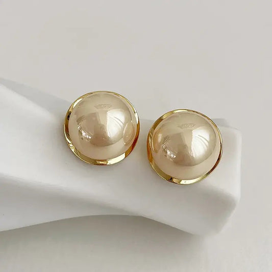 Orecchini eleganti con perla spessa