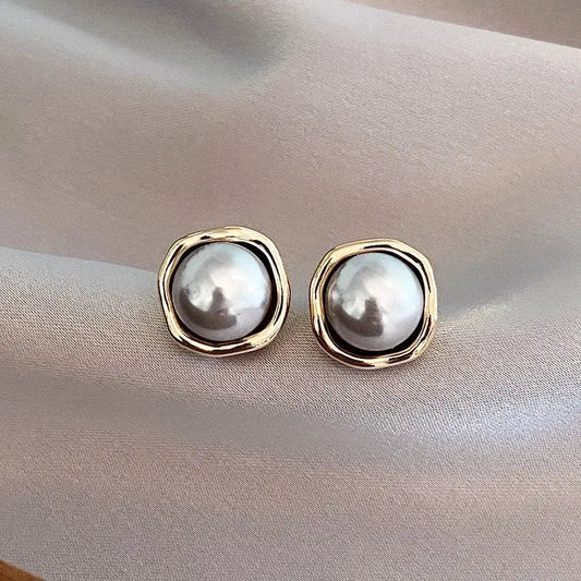 Orecchini eleganti con perle nere
