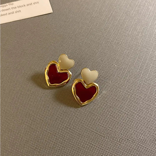 Orecchini eleganti a cuore in smalto rosso su oro