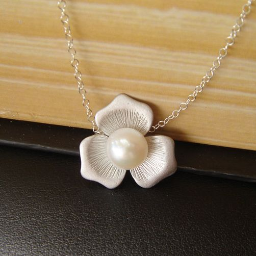 Collana Elegante con Fiore di Perla Bianca