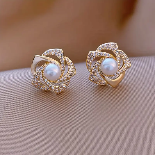 Orecchini eleganti a forma di fiore con perla