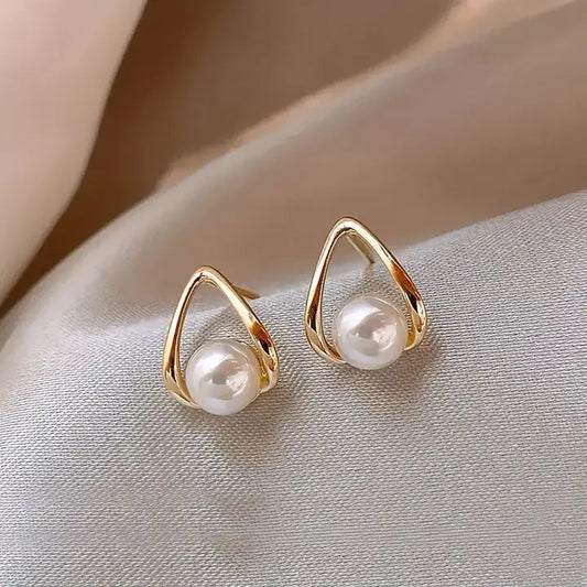 Orecchini triangolari vuoti con perle eleganti