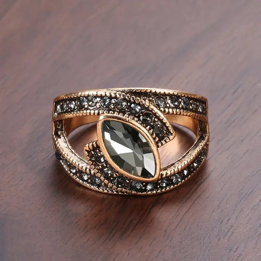Anello elegante con cristallo nero