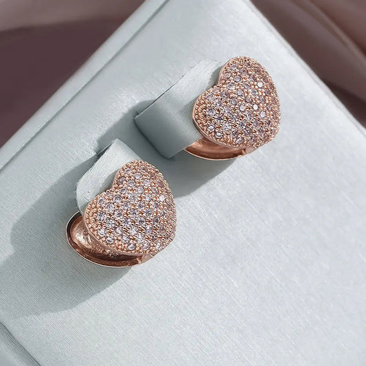 Orecchini eleganti a forma di cuore di colore oro