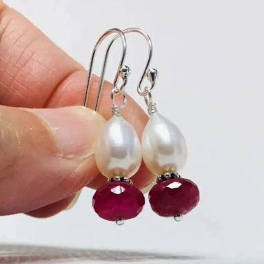 Orecchini vintage con perle e pietre rosse