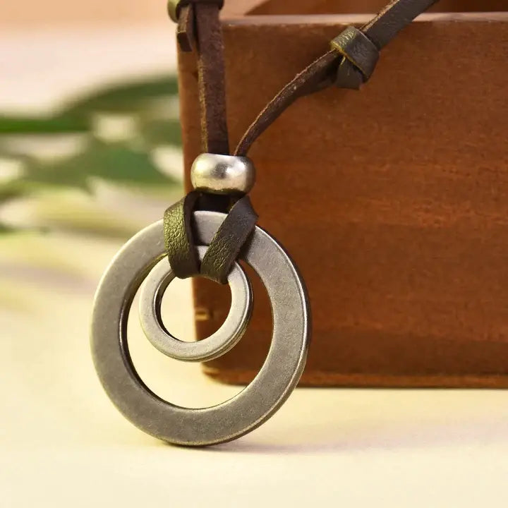 Collana in pelle vintage placcata in argento