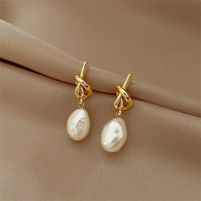 Orecchini eleganti in stile Barocco con perle in oro