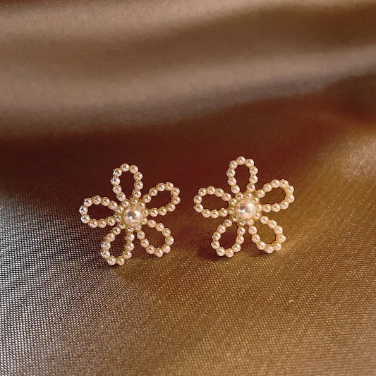 Orecchini eleganti con perla e fiore