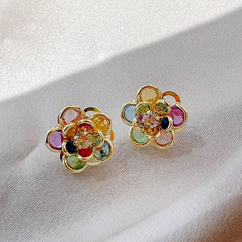 Orecchini eleganti e colorati con fiore di cristallo