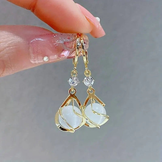 Orecchini pendenti in oro con opale bianco vintage
