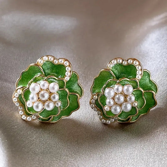 Orecchini con smalto verde e perle eleganti