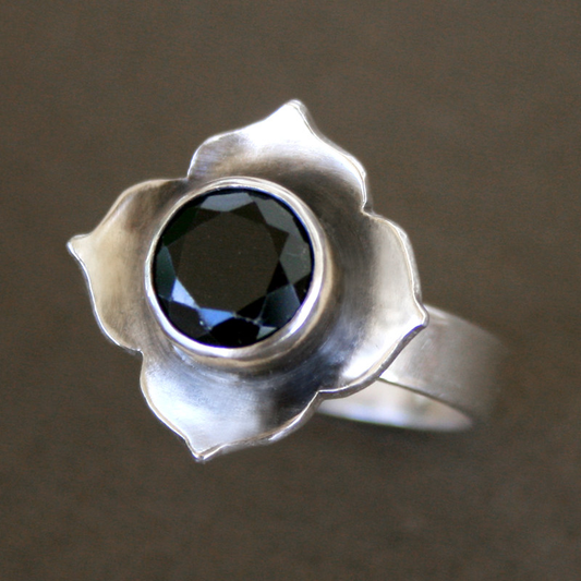 Anello d'argento vintage con fiore e cristallo scuro