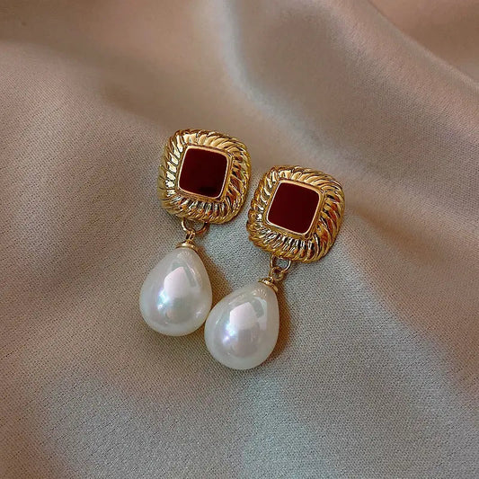 Orecchini eleganti dorati in rosso e perle