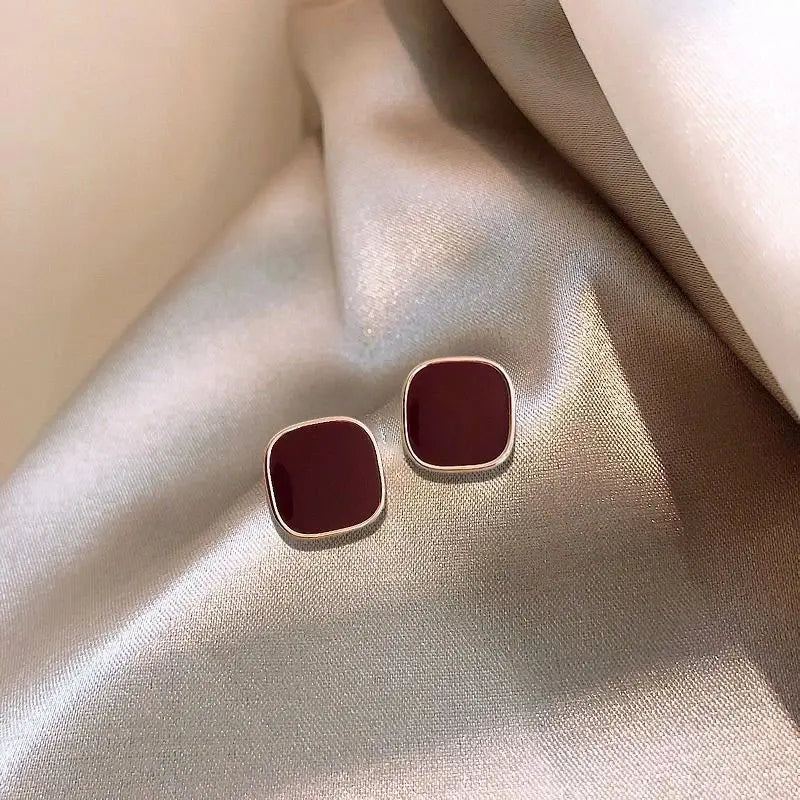 Orecchini eleganti a forma di cubo in oro e rosso