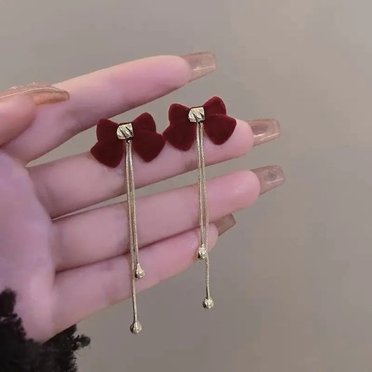 Orecchini eleganti con fiocco rosso pendente