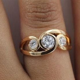 Anello a spirale dorato con zirconi